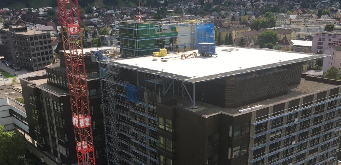 The special construction site with Vorarlberg´s biggest crane is approved for helicopter landing. The special construction site with Vorarlberg´s biggest crane is approved for helicopter landing.